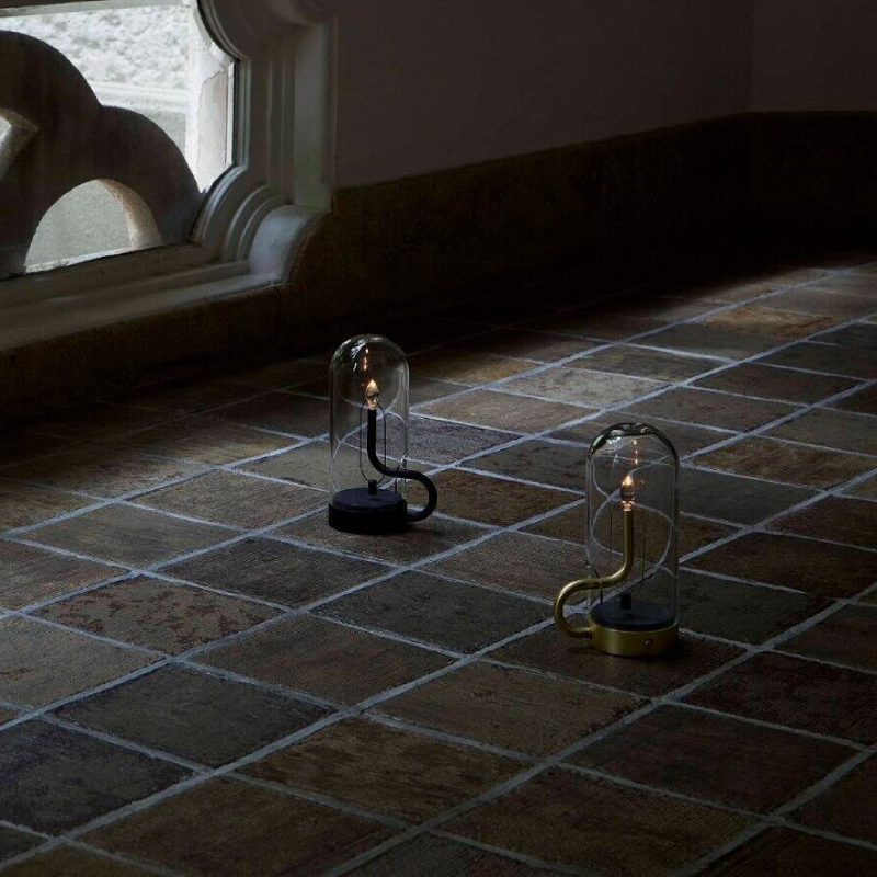 Lámpara de Mesa — Iluminación Cálida Efecto Llama