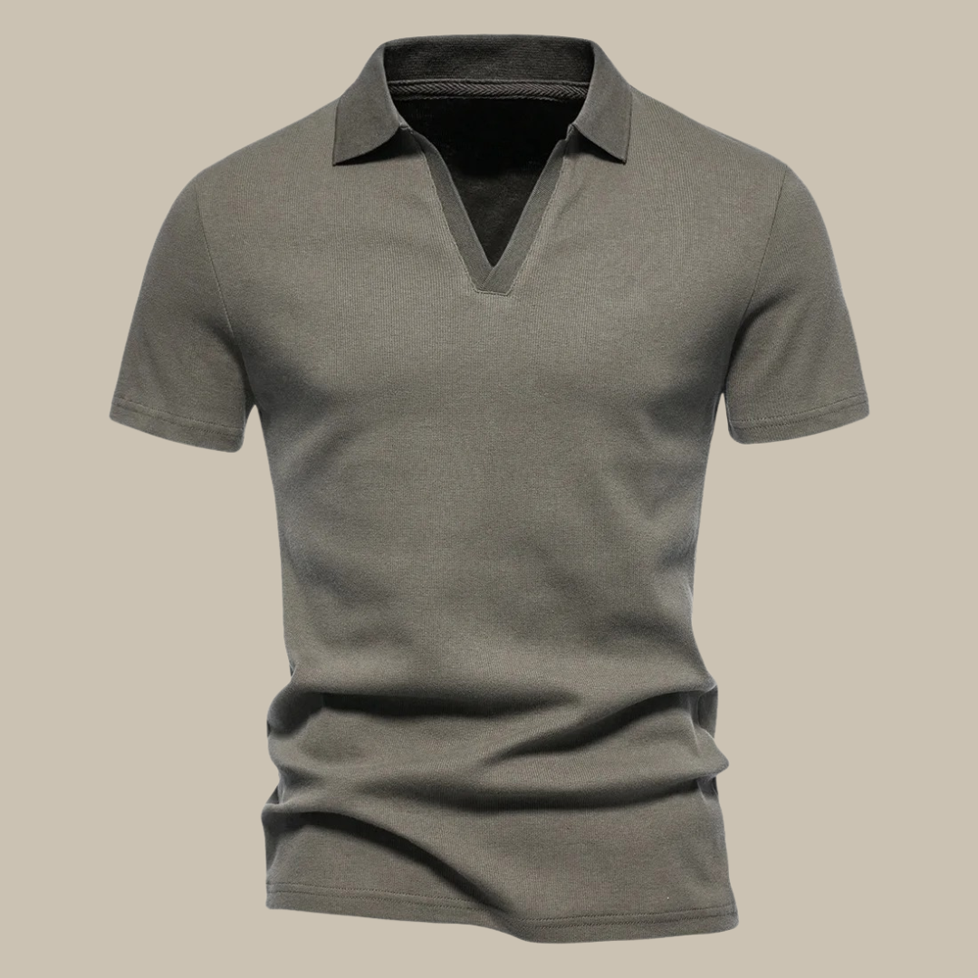 Justin | Polo Clásico – Cuello V y Look Polivalente