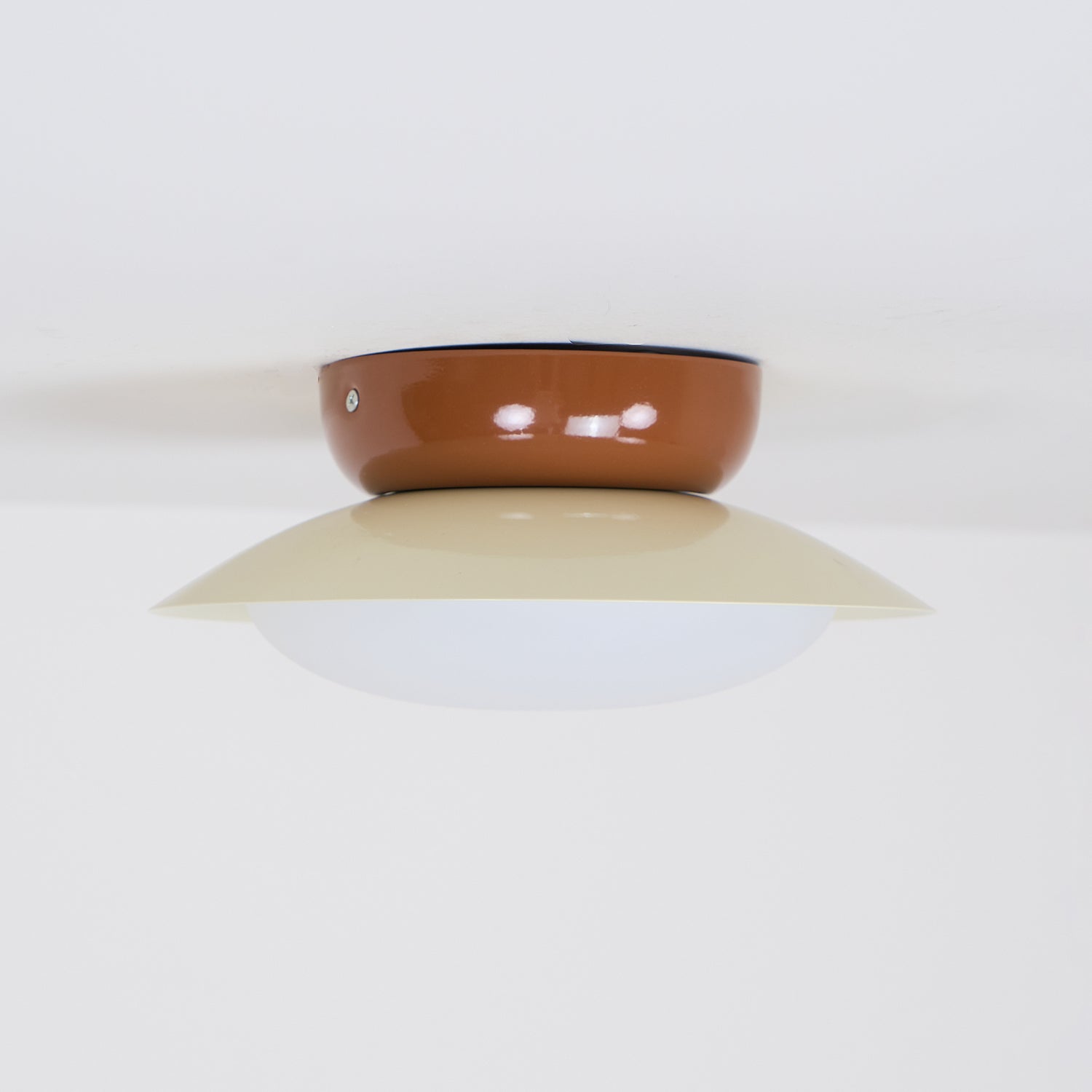 Rund LED-taklampa - naturligt sken och diskret elegans
