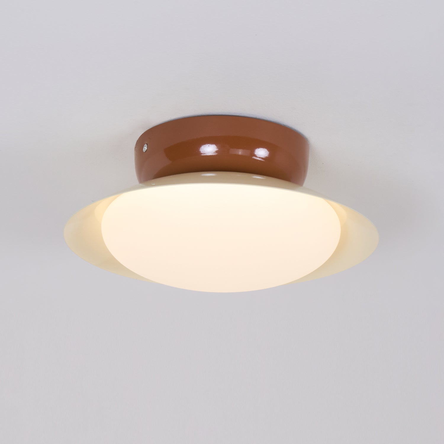 Rund LED-taklampa - naturligt sken och diskret elegans