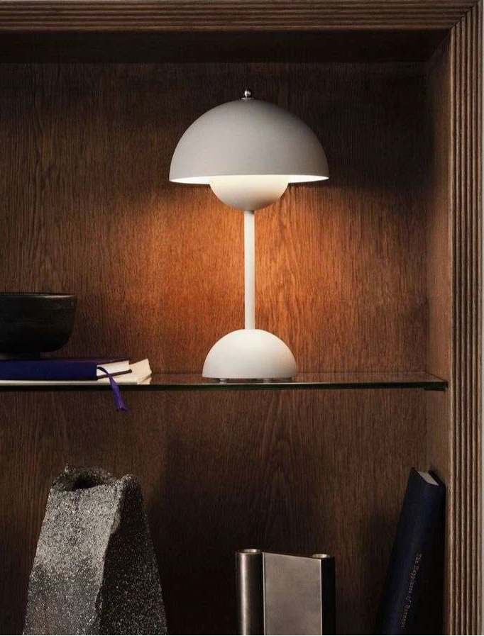 Lampă de Masă Portabilă – Design Modern și Iluminat Nomad