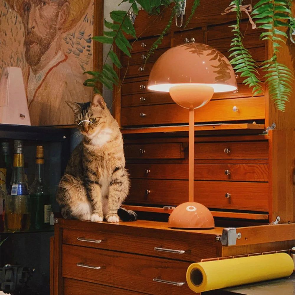 Lampă de Masă Portabilă – Design Modern și Iluminat Nomad