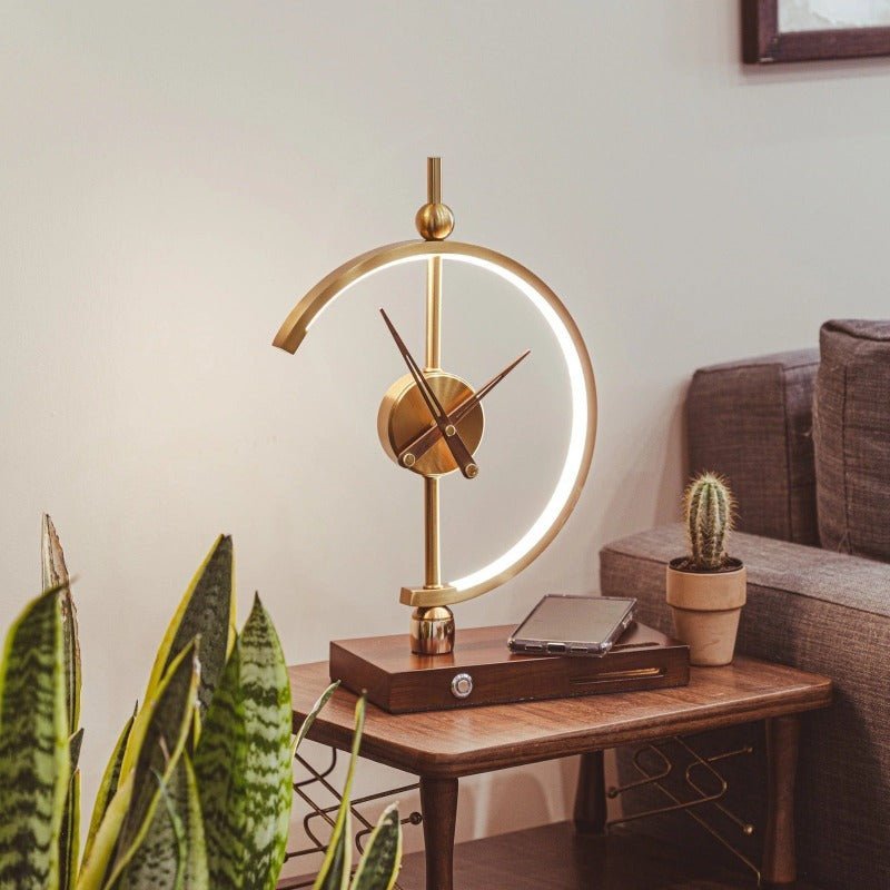Bordlampe med klokke og trådløs lader – Moderne og praktisk design