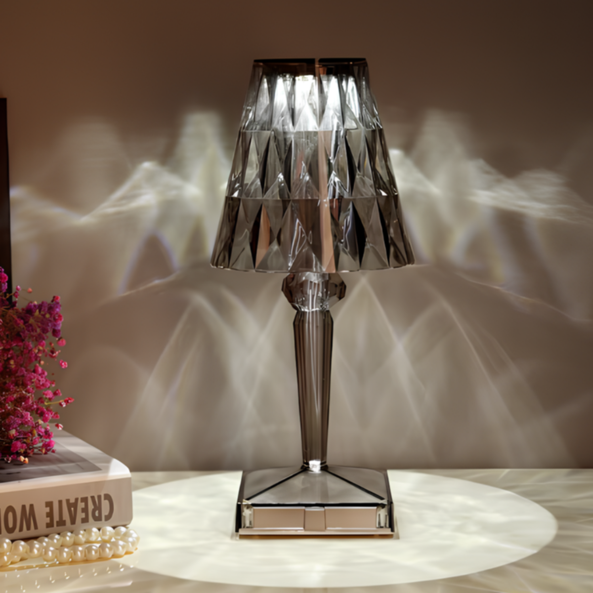 Lampă de birou cristalină – eleganță modernă și atmosferă caldă 