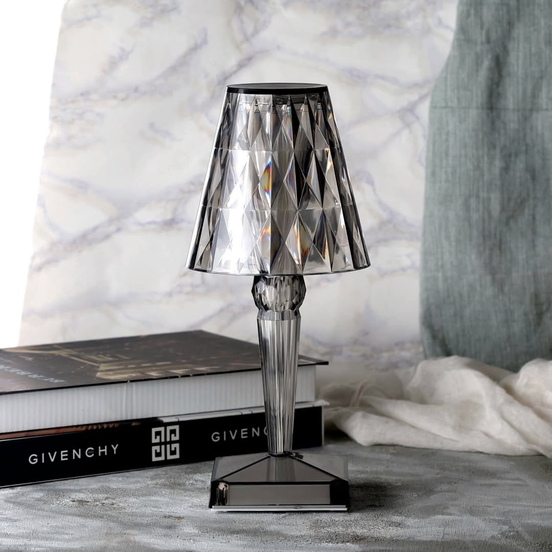 Lampă de birou cristalină – eleganță modernă și atmosferă caldă 