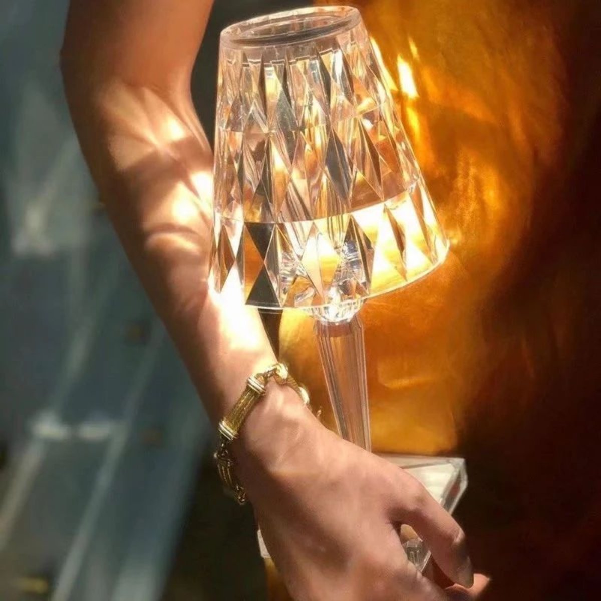 Lampă de birou cristalină – eleganță modernă și atmosferă caldă 
