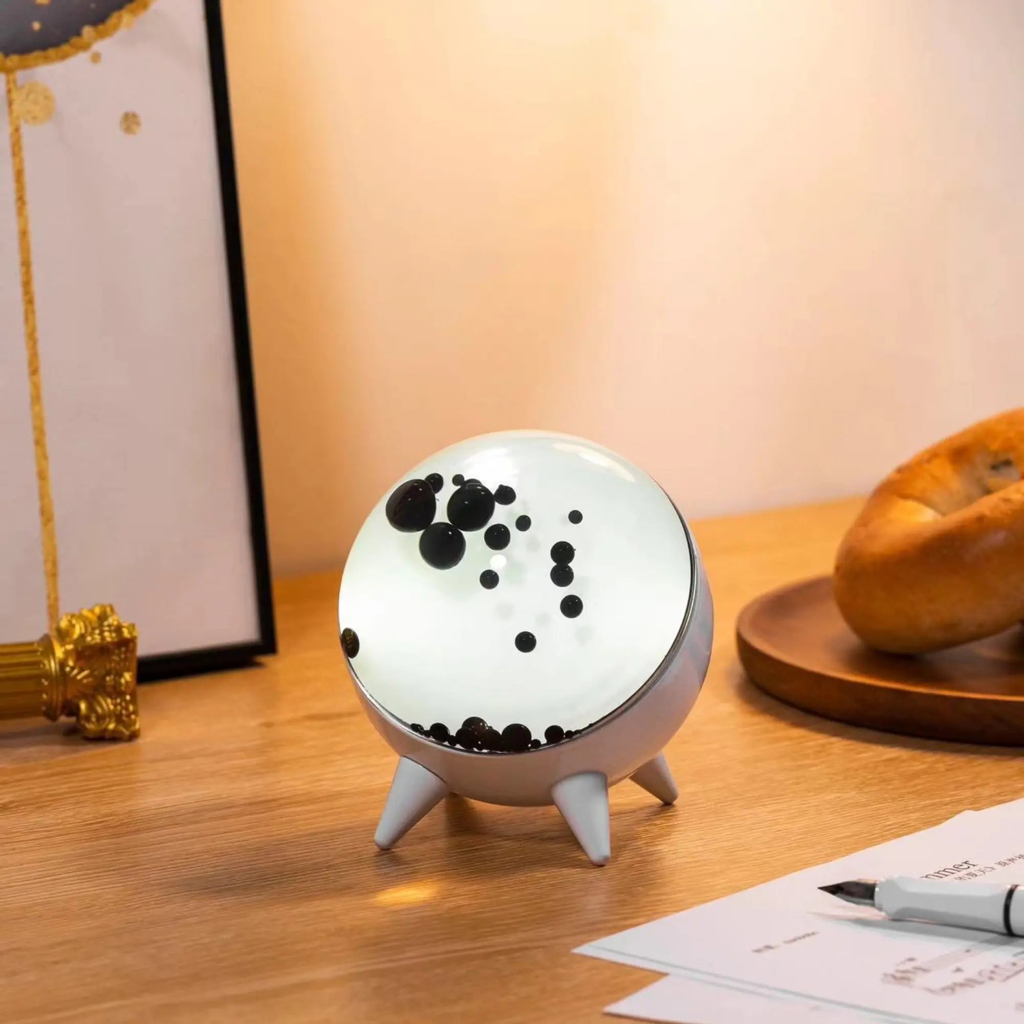 Lampă decorativă interactivă – joc de lumini și design unic 